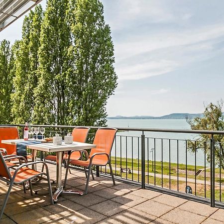 Panoramic Art Apartment With Jacuzzi Balatonlelle Esterno foto