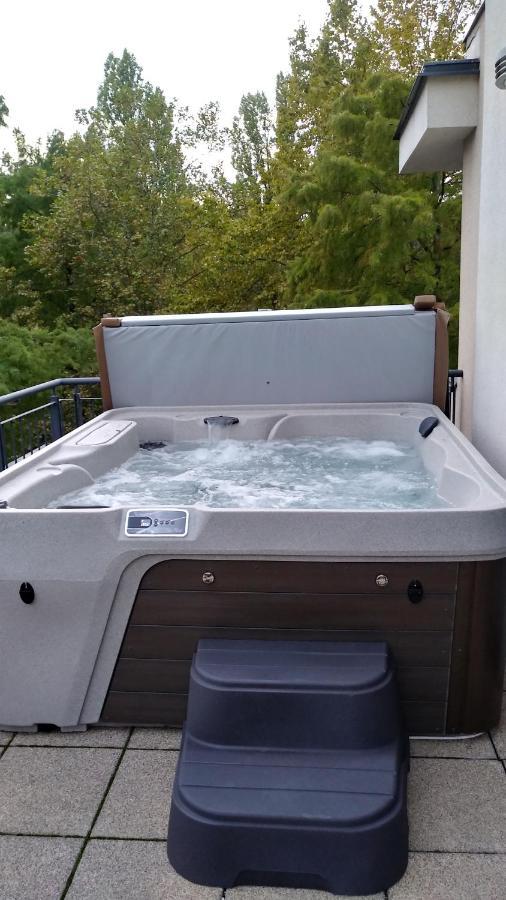 Panoramic Art Apartment With Jacuzzi Balatonlelle Esterno foto