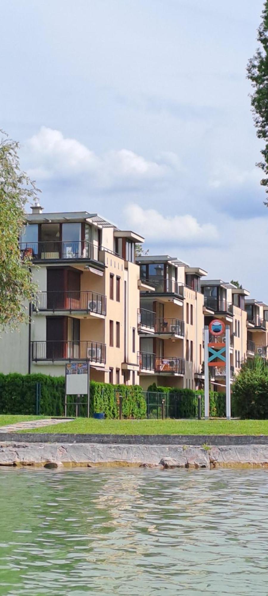 Panoramic Art Apartment With Jacuzzi Balatonlelle Esterno foto
